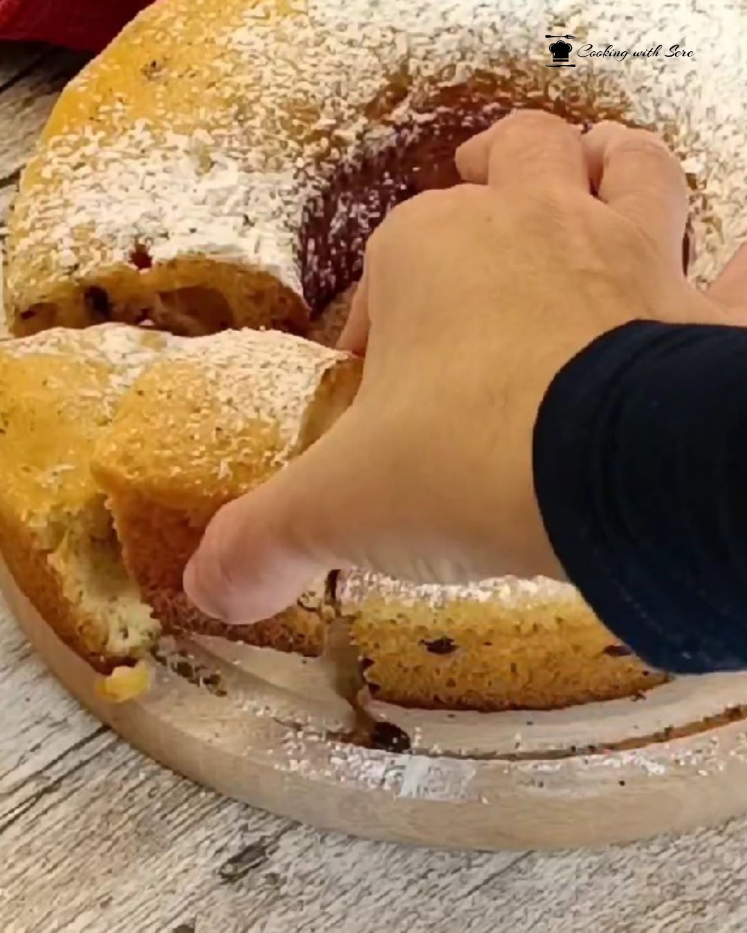 Ciambellone con gocce di cioccolato nella pentola fornetto